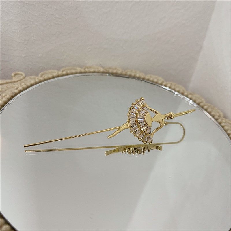 Khuyên tai nữ trang tạo hình độc đáo