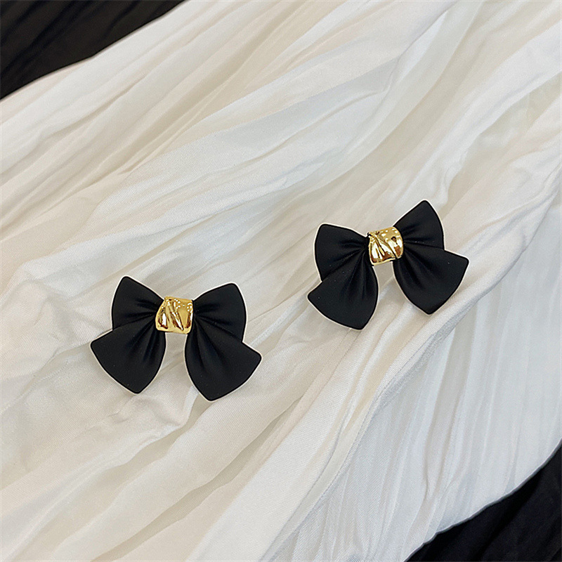 Đôi khuyên tai chốt bạc 925 họa tiết chiếc nơ xinh xắn cho nữ