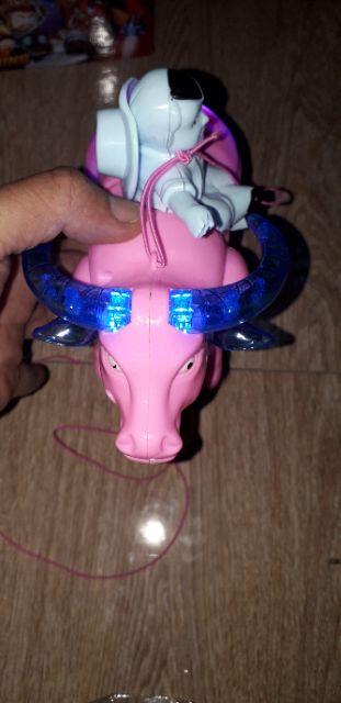 Một mô hình chú bé chăn trâu bằng nhựa có nhạc và đèn Led rất đẹp _tặng kèm pin