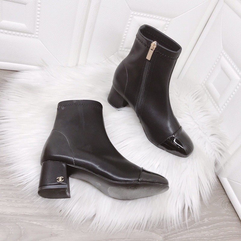 Bốt da nữ cổ lửng khoá cạnh gắn x đế vuông 5 cm.