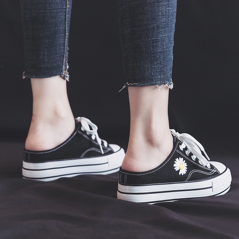【READY ATOCK】giày nữ Women's shoes casual shoes small daisy inside raised half trailer canvas shoes women's 2021 summer new versatile heel less lazy step on heel white shoes