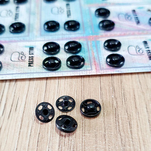 Vỉ Nút Bấm Thép Kết (May) Bằng Tay 7mm Dùng Cho May Mặc Màu Đen - Màu Trắng ( 36 nút / vỉ )