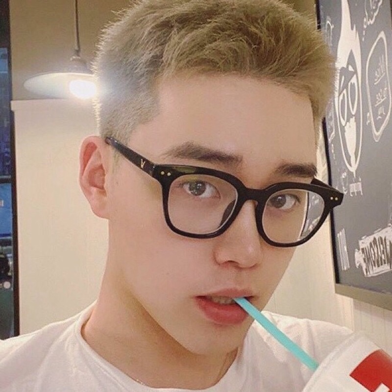 Mắt kính giả cận chữ V form vuông hot trend