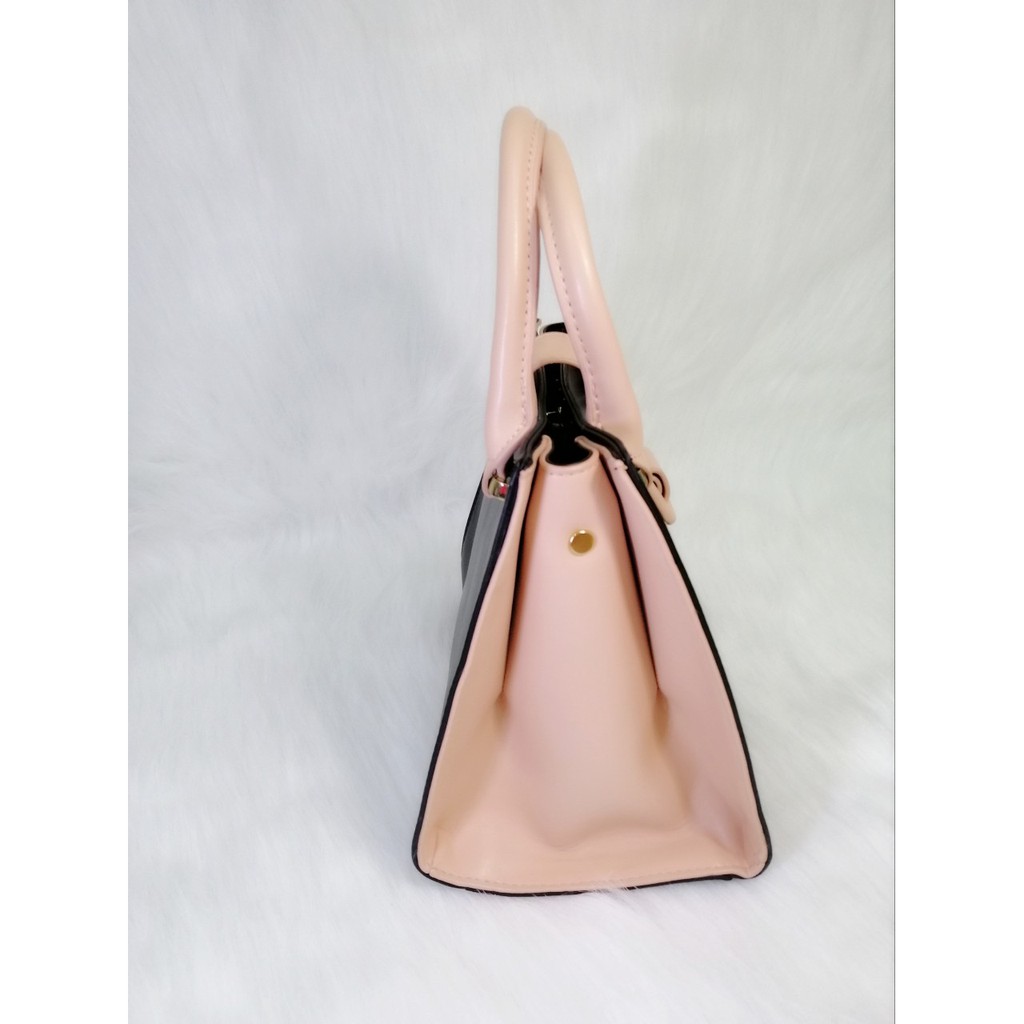 Túi cầm tay vuông màu hồng phối đen PU. #RebeccaBonbon chó Bull Nhật Bản