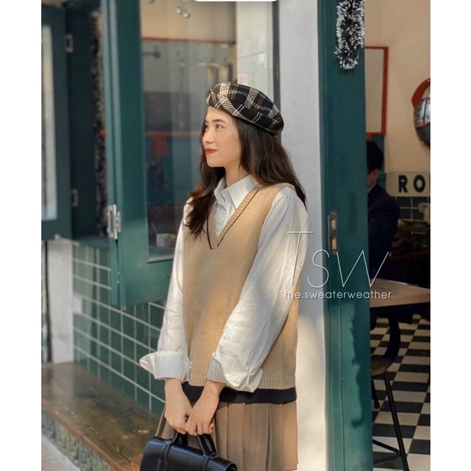 Set áo sơ mi trắng dài tay kèm chân váy nâu và áo len ghile