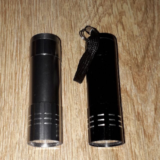 Một cây đèn pin Mini bằng kim loại 9 Led tặng kèm pin