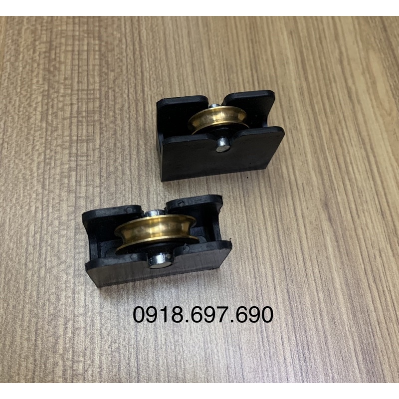 1 cái bánh xe thau cửa sổ lùa nhôm