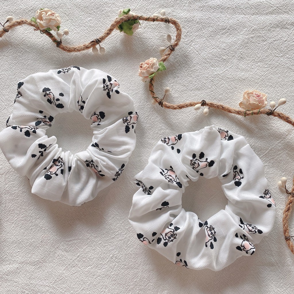 Cột tóc scrunchies họa tiết bò sữa vải đũi mềm ( màu trắng và hồng )