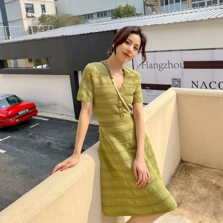 Đầm dệt kim mỏng nhún viền sọc lỗ rỗng màu xanh ô liu cho mùa xuân hè