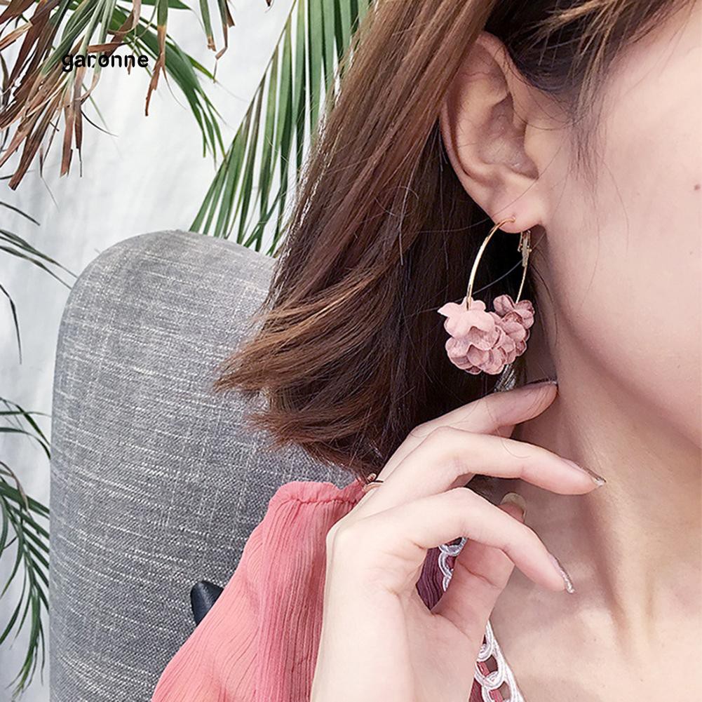 Đôi bông tai khuyên tròn phối cánh hoa xinh xắn dịu dàng cho nữ