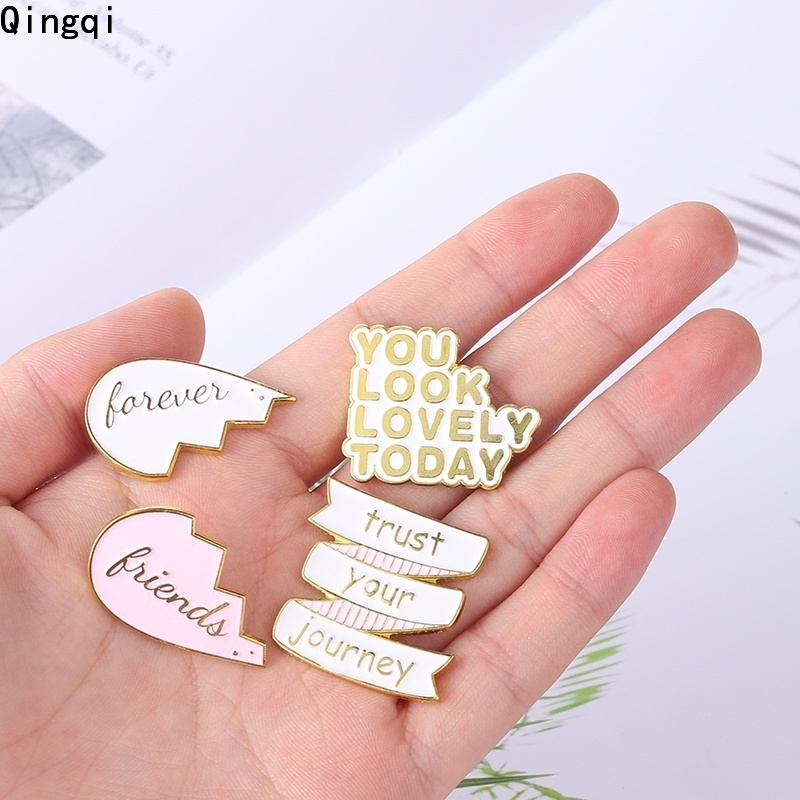 Ghim cài áo Miss Zoe tráng men khắc chữ tiếng anh ý nghĩa tùy chọn