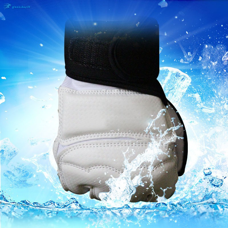 Găng tay bảo vệ chân khi tập võ Taekwondo