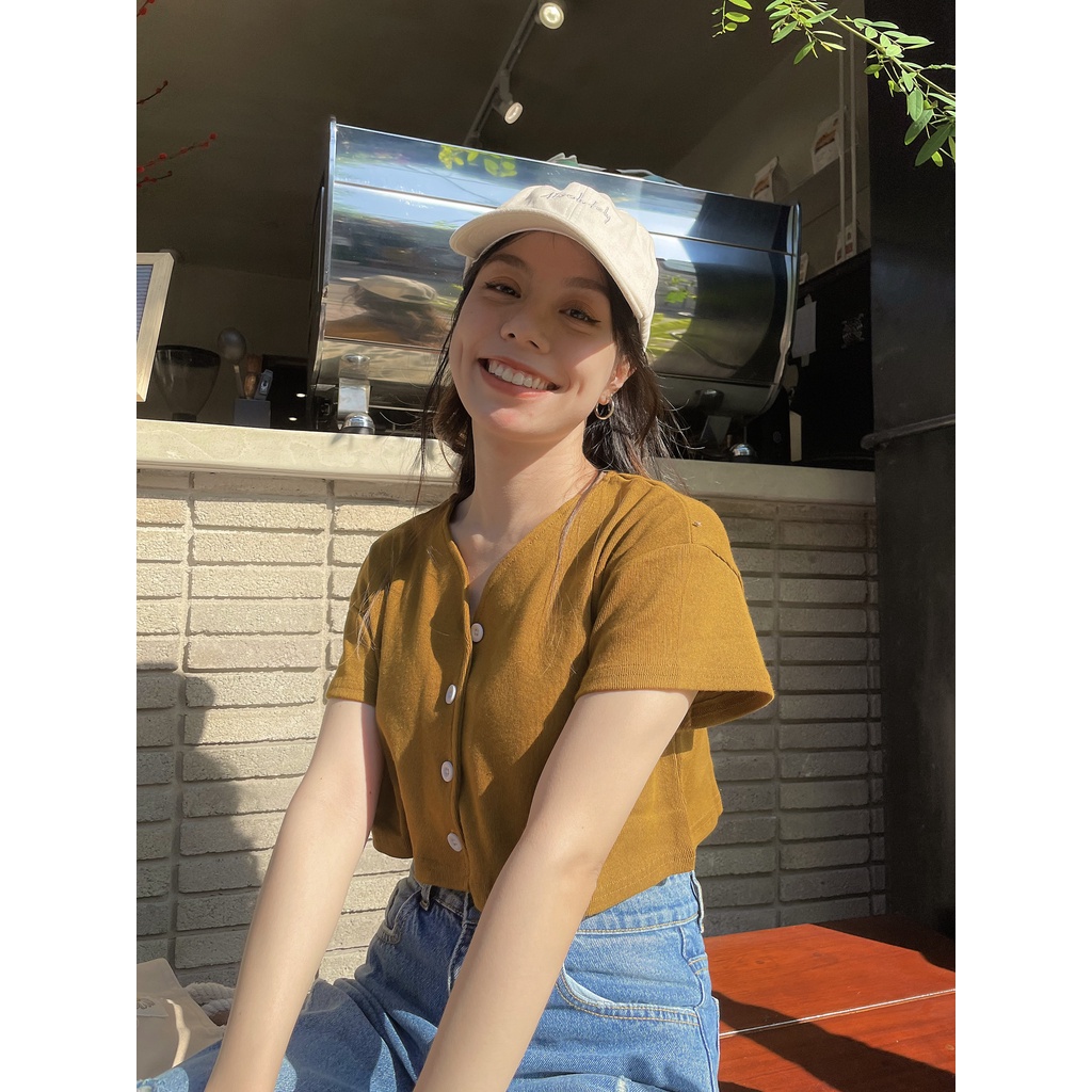 Áo Croptop Tay Ngắn Cổ Tim Nút Gài Màu Vàng  CTTN-V