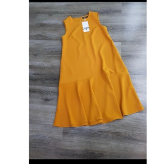  Jump chấm bi, váy vàng Zara, chân váy