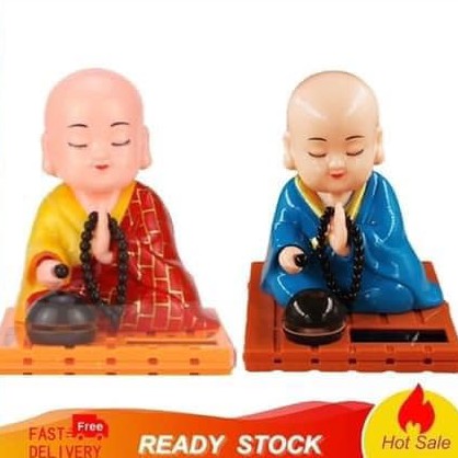 TƯỢNG CHÚ TIỂU GẬT ĐẦU TRANG TRÍ XE Ô TÔ SỬ DỤNG NĂNG LƯỢNG MẶT TRỜI GÕ MÕ TỤNG KINH CAO 11CM LOẠI LỚN NHẤT | BigBuy360 - bigbuy360.vn