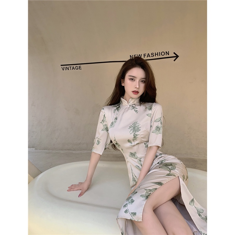 Sườn xám dài  cách tân tay lỡ hoa văn xanh trang nhã phong cách Thượng Hải