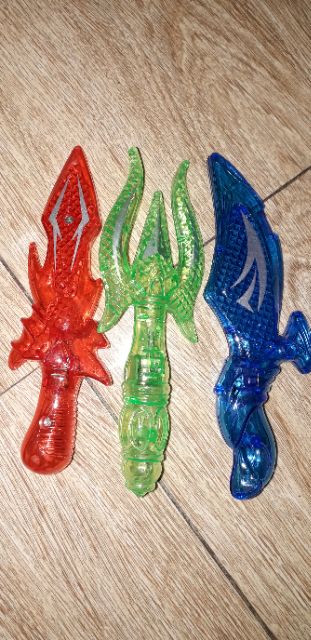 Một cái mô hình bằng nhựa để trưng bày dài 15cm