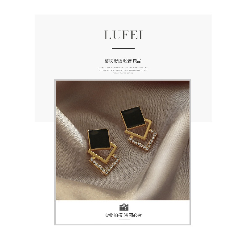 Bông tai nhỏ nhắn đơn giản với màu đen phong cách thanh lịch