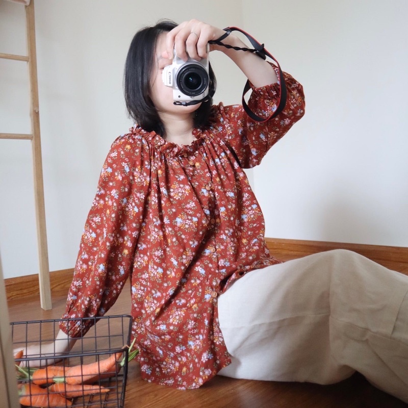 Áo hoa nhí đỏ cổ bèo