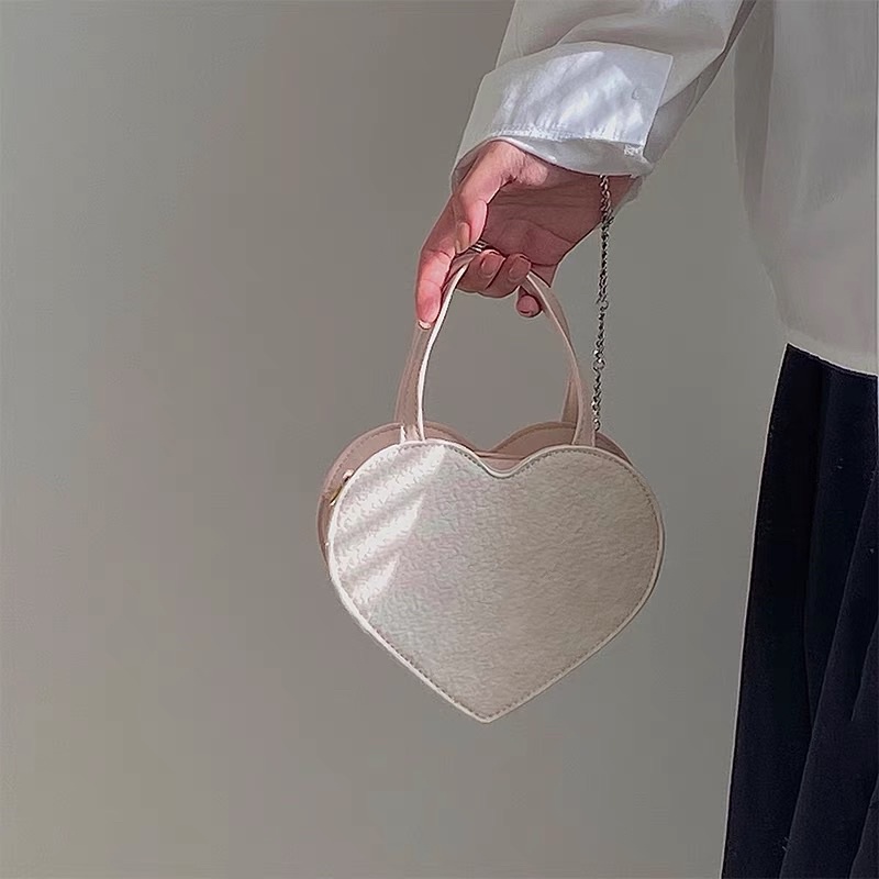 Túi xách trái tim trendy