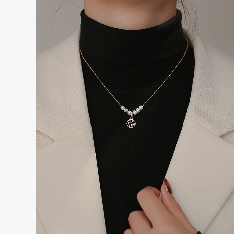 Vòng cổ Chuỗi Ngọc Trai Mặt Khắc Chữ Phong Cách Hàn Quốc