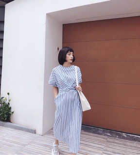 Váy kẻ xoắn eo