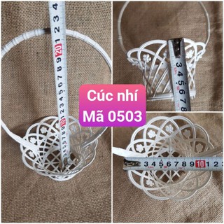 Giỏ nhựa cắm hoa cúc nhí