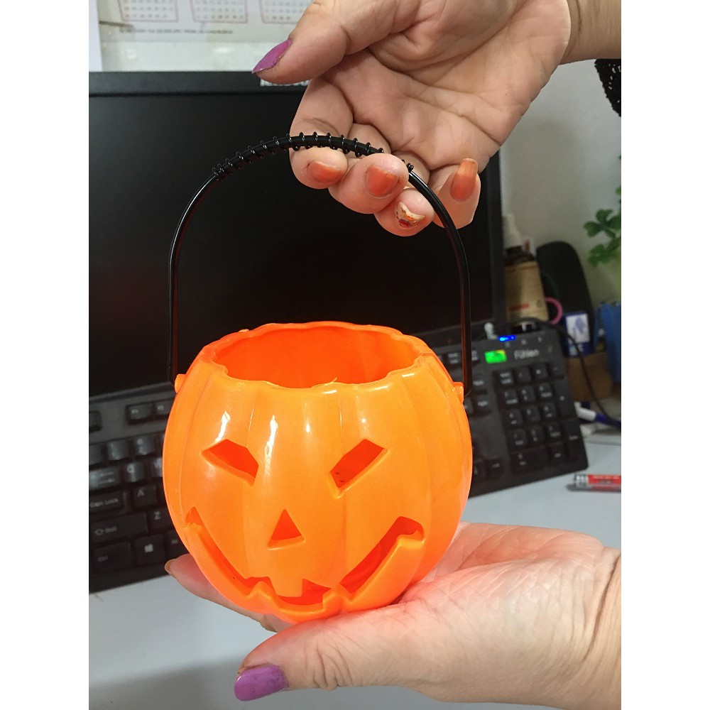 Đèn bí ngô Halloween hở miệng quai xách có đèn nhạc kích thước 11cmx9cm