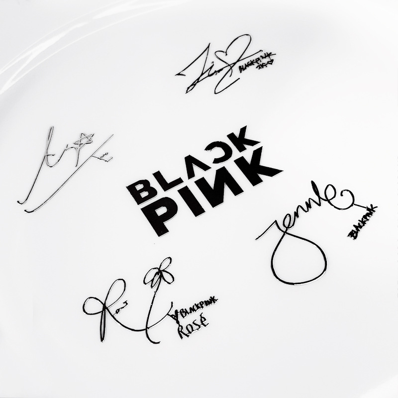 Miếng dán chữ ký Blackpink là một phần không thể thiếu trong bộ sưu tập của các fan hâm mộ đích thực. Nó sẽ mang đến cho bạn một cảm giác gần gũi và kết nối đặc biệt với các thành viên của nhóm.