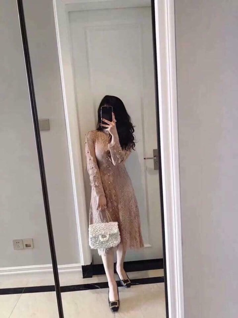 Váy ren đính cúc dáng dài