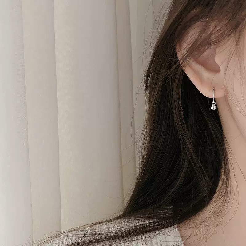 1 Đôi Bông Tai Dạng Vòng Nhỏ Màu Bạc Đơn Giản Thời Trang Cho Nữ