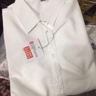 Áo sơ mi trắng basic