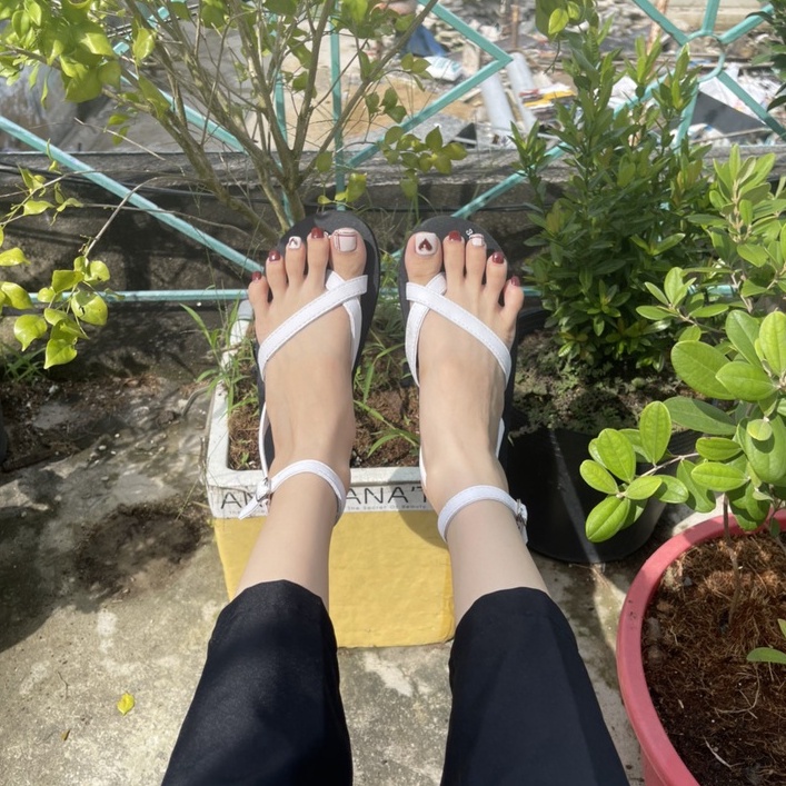 Sandal nữ đế đen dây mảnh trắng
