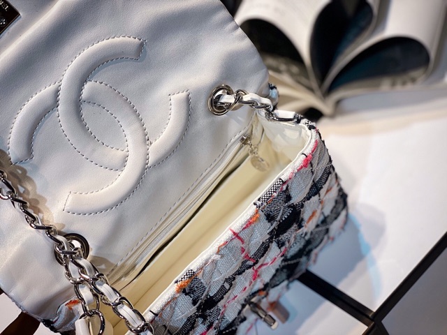 Túi đeo chéo CLASSIC DẠ mày trắng đen khoá bạc sang trọng fullbox có hộp