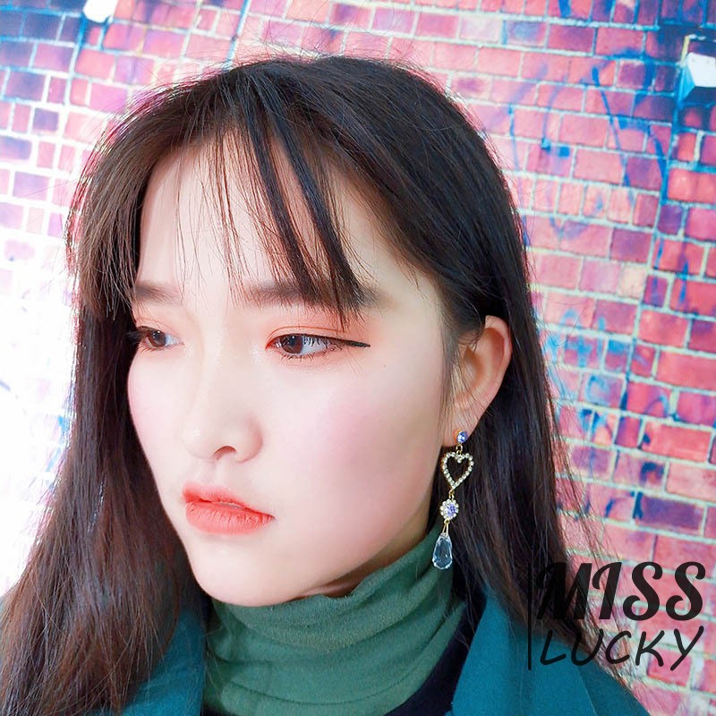 Khuyên tai hình trái tim với thiết kế hai bên bất đối xứng dành cho nữ