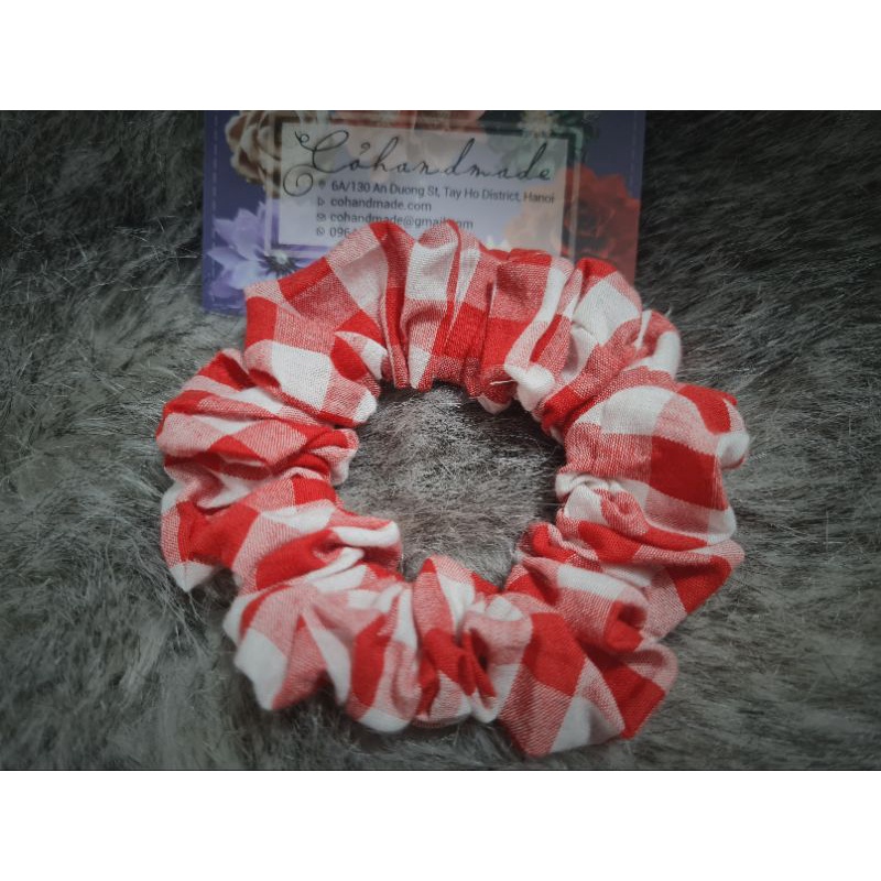Scrunchie kẻ caro đỏ habdmade