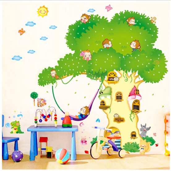 Decal trang trí hình thân cây có thú