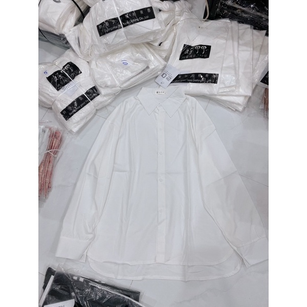 Áo sơ mi form rộng xẻ vạt