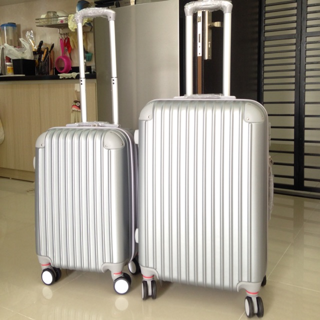 Vali nhựa sần , tám bánh chống trầy, chống va đập và chịu lực tốt size 20 giá 650k!