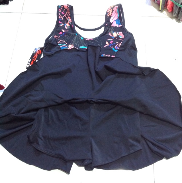 Bộ bơi liền váy đen có lót đùi trong | BigBuy360 - bigbuy360.vn