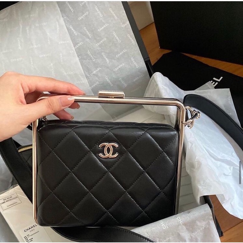 chanel gift clutch with metal handle with completement of chanel not for sale túi đựng mỹ phẩm chanel