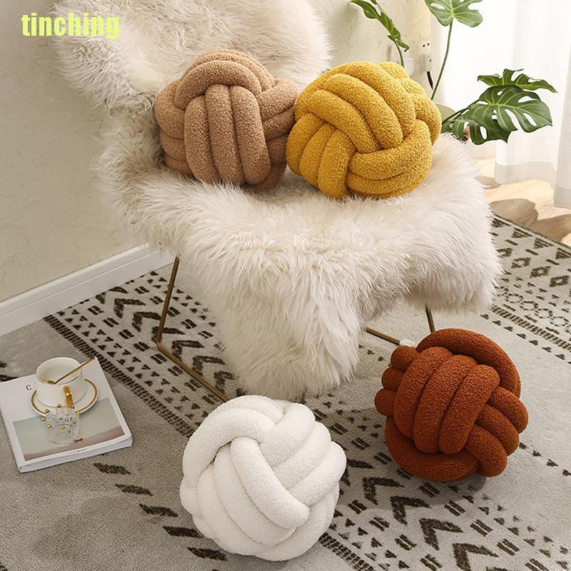 Gối nhung mềm thắt nút đính bóng lông cừu thời trang