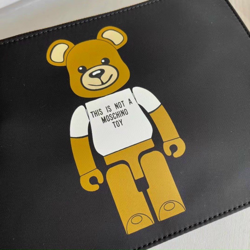 Túi clutch M.o.z.chi.nio gấu