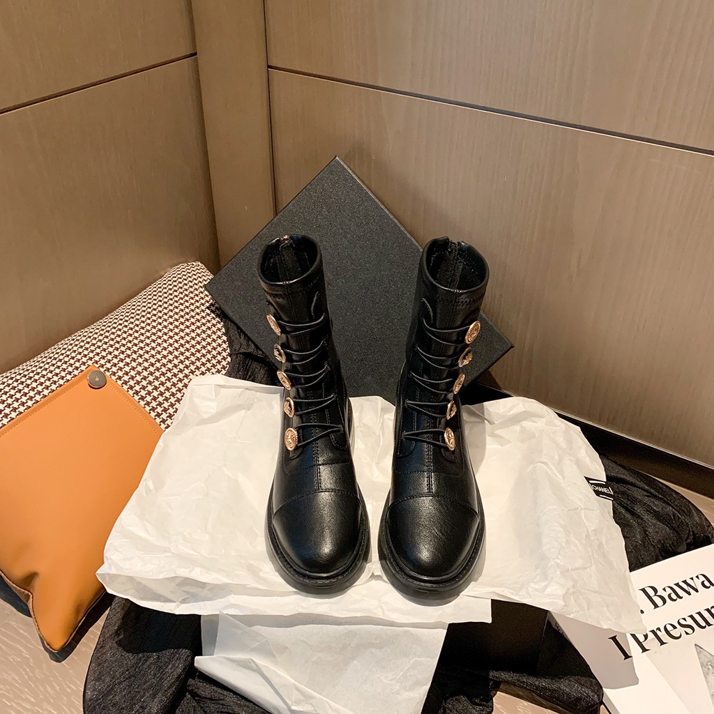 Giày boot cổ ngắn đính nút thời trang nữ tính