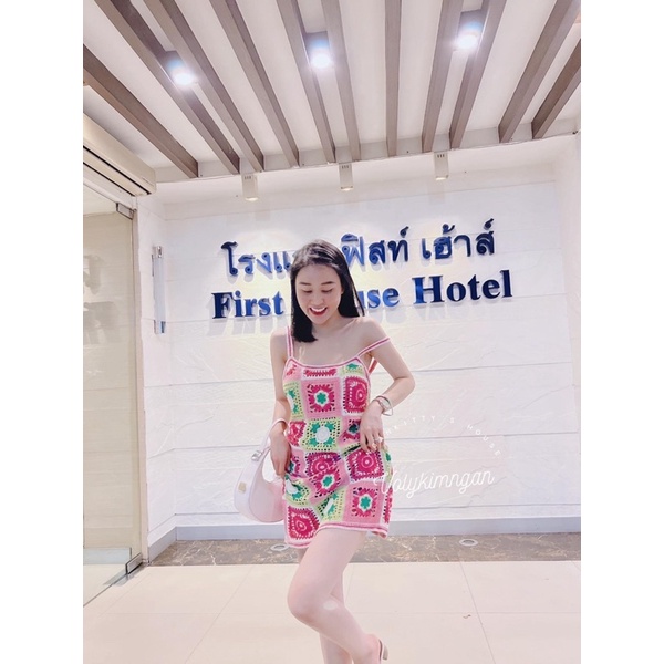 Đầm len caro hồng hoa xanh