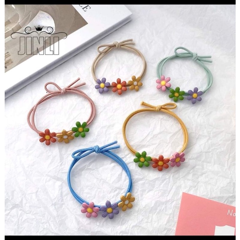 chun buộc tóc cho mẹ và bé