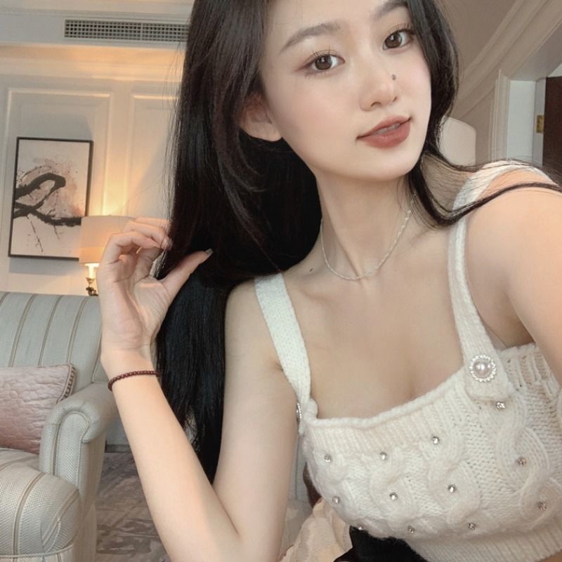 Áo hai dây dệt kim dáng ôm màu trắng đính đá kim cương thời trang xuân hè cho nữ