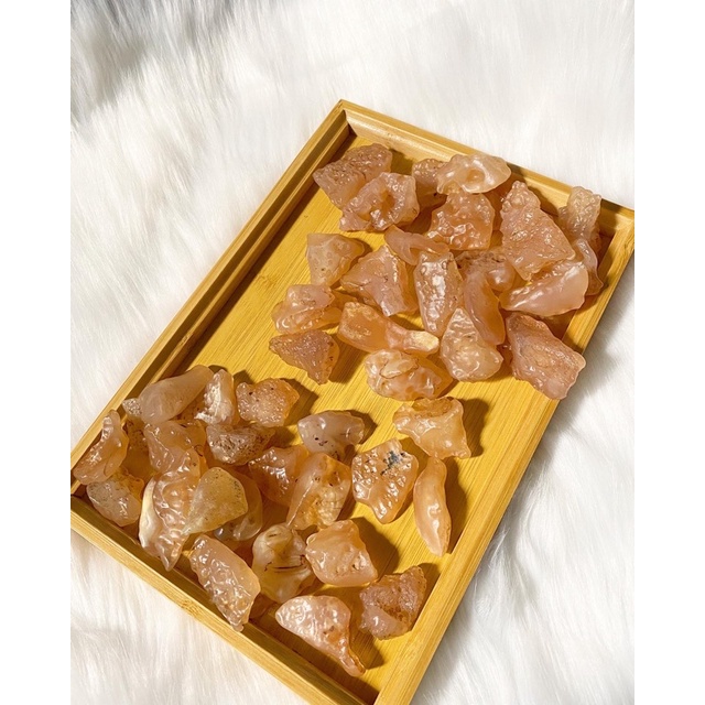 Chalcedony hồng - Ngọc Chalcedony khuyến khích lòng trắc ẩn, chuyển hoá tổn thương sâu gốc