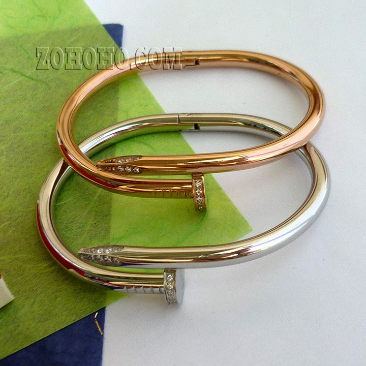 Vòng tay đinh uốn cỡ lớn có đính đá dành cho nam.