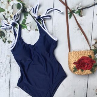 Bikini 1 mảnh Hàn Quốc cực hót ( kèm ảnh khách )